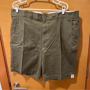 St. John’s Bay men’s green flat front shorts new nwt size 40 comfort stretch